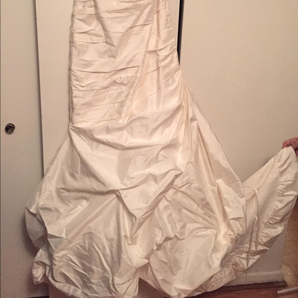 Paloma Blanca Wedding Gown - Picture 7 of 8